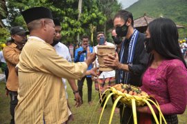 Kru kapal Arka Kinari berbendera Belanda disambut secara adat oleh masyarakat Banda