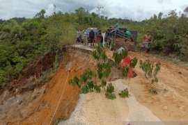 Ruas jalan hampir putus akibat longsor di Aceh Singkil
