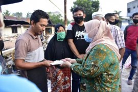 Korban kebakaran rumah di Duri terima bantuan dari Kasmarni