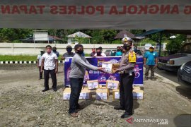 Sambut HUT Lantas, Polres Tapanuli Selatan bagi-bagi sembako