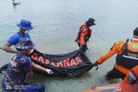 Basarnas mengevakuasi mayat pemancing di Pelabuhan Bungkutoko Kendari