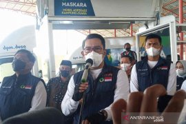 Ridwan Kamil serahkan Maskara ke tujuh desa mandiri di Cirebon