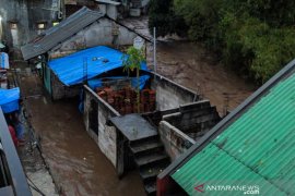 Tim SAR gabungan Sukabumi dikerahkan cari dua warga  terseret banjir