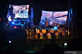 Kru Arka Kinari berbendera Belanda  gelar Konser hibur warga Pulau Banda