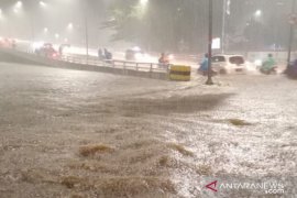 Banjir 30-80 sentimeter rendam puluhan jalan umum di Jakarta Barat