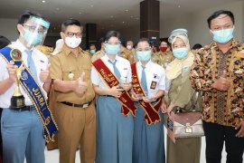 Simbolis Gubernur Serahkan Beasiswa, Insentif, dan BOS