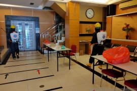 Brimob Polda Maluku sterilkan lokasi karantina pasien COVID-19 di Kota Ambon