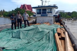 Ratusan batang kayu tanpa dokumen diamankan dari sebuah kapal di Bengkalis