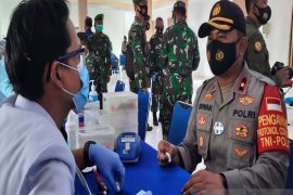 Kapolsekta Banjarmasin Tengah ikut donorkan darahnya di baksos HUT TNI