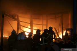 Tiga gudang terbakar di Surabaya