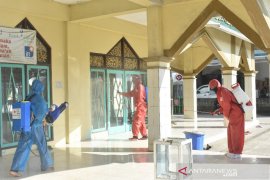 Milad KAHMI dan KOHATI, HMI Kandangan lakukan penyemprotan disinfektan