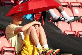 Mesut Ozil berharap bisa bantu Arsenal keluar dari masa sulit