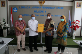 LLDIKTI Wilayah X serahkan SK pendirian program studi STIKES Baiturrahim Jambi