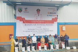 Bupati serahkan bantuan beras dari Kemensos RI