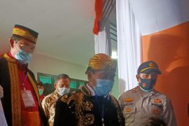 Cagub Kaltara Zainal perlihatkan salam metal usai pengundian nomor
