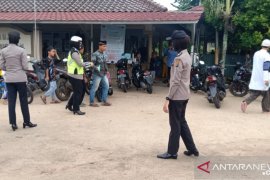 Polwan Bangka Tengah membagikan masker kepada jamaah di masjid