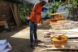 Permintaan turun, perajin sangkar burung di Barulak Tanah Datar terus berkurang (Video)