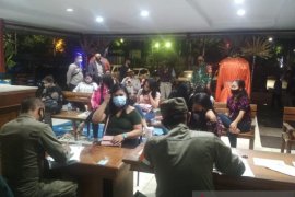 Polisi bubarkan tempat hiburan malam guna cegah COVID-19