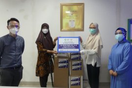 Intan Fauzi, anggota DPR RI serahkan alkes ke rumah sakit di Depok dan Bekasi