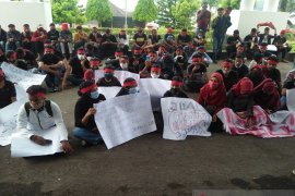 Masyarakat adat SBB tolak pengoperasian PT. GMI kelola tambang batu marmer