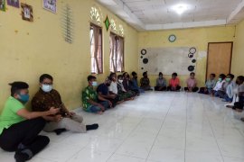 Dirjen otda bersama staf khusus presiden bersilahturahmi dengan mahasiswa asal Papua di Sumbar