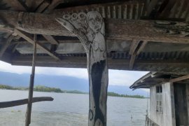 Peneliti Balai Arkeologi Papua temukan ukiran bermotif putri duyung