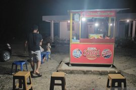 Ketua KNPI Agam buka usaha sosis telur berdayakan generasi muda