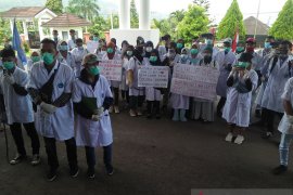 DPRD Maluku : profesi apoteker harus dihormati