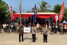 Korlantas bagikan 1.000 paket sembako ke ojek pangkalan Stasiun Cibinong