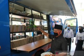 Dispersip Kalsel serahkan Mobil Perpustakaan Keliling ke HSU