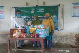 Loka Lansia Minaula Kendari membantu warga lansia korban banjir Konawe