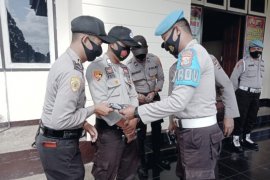 Polres Merauke bagikan 150 masker ke personel cegah corona