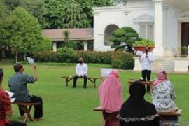 Presiden Joko Widodo berdialog dengan usaha kecil yang bangkrut akibat pandemi