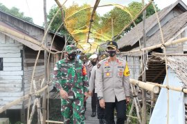 Video - Kapolres HSU bagikan masker di Kampung Tangguh Banua