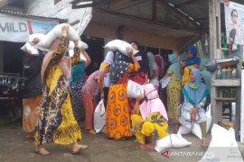 Penyaluran beras bantuan Kemsos RI di Tapsel terkendala armada