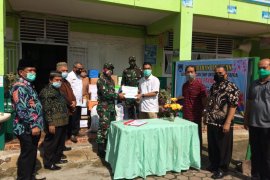 Payakumbuh kirimkan ratusan seragam sekolah ke Papua lewat program TNI mengajar