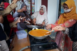 Dosen Farmasi Unand latih warga Pariaman produksi jamu untuk tingkatkan imun tubuh