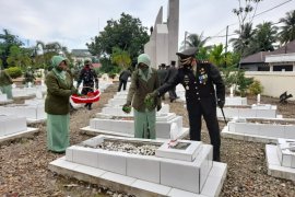 HUT TNI ke - 75, Kodim 1008/Tanjung Ziarah ke  Makam Pahlawan