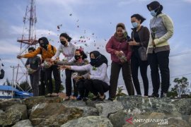 Tabur bunga di bekas lokasi tsunami Page 1 Small