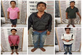 Polsek Besitang Langkat tangkap lima warga pesta sabu-sabu