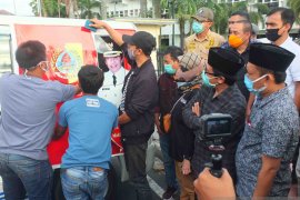 Plt Bupati-Bawaslu Jember tutup gambar cabup petahana di ambulans desa
