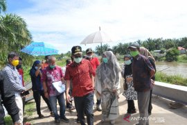 Gubernur Sumbar Irwan Prayitno Tinjau Abrasi Pantai Tanjung Mutiara