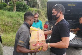 Kapolres Tolikara berikan sembako kepada warga Distrik Konda