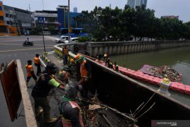 Seorang pria ditemukan tewas diduga bakar diri