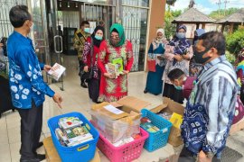South Kalimantan Library lends 1,000 books to Balangan Library