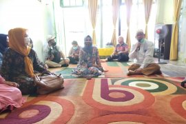 Istri Irianto bertemu tokoh masyarakat suku Tidung di Tarakan