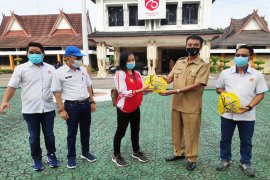 Wabup Barito Utara serahkan bantuan masker dan vitamin  untuk Atlet