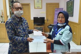 Mahasiswa FBS UNP terima infak anak yatim