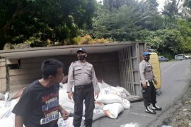 Bawa beras Bulog 9 ton, truk terbalik di tanjakan Enang-Enang Bener Meriah
