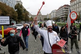 Patut jadi contoh, PM Babis orang pertama yang disuntik vaksin COVID di Ceko
